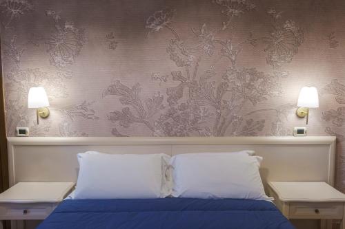 a bedroom with a blue bed with a floral wallpaper at Agriturismo Bellofatto in Torella deʼ Lombardi