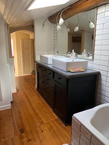 La salle de bains est pourvue de 2 lavabos et d'un grand miroir. dans l'établissement Gîte ardéchois, possibilité d entrée autonome, à Quintenas