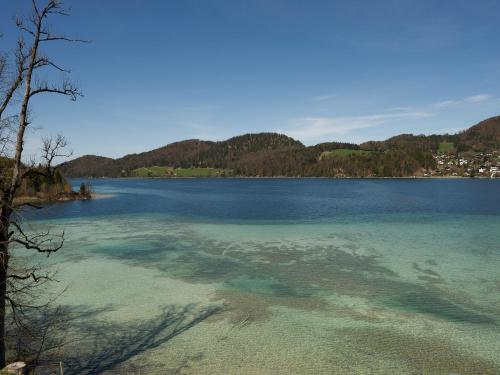 a view of a large body of water at Brunnwirt ESSEN & WOHNEN in Fuschl am See