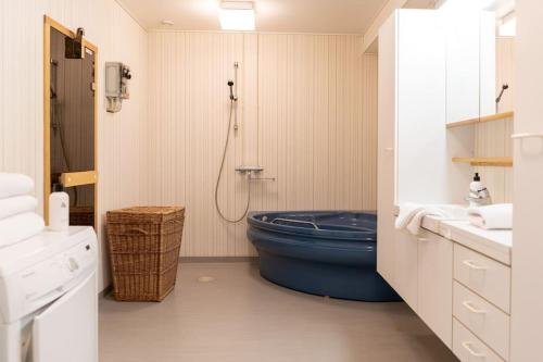 ein Badezimmer mit einem blauen WC und einer Dusche in der Unterkunft In the old city of Tammisaari by the shore in Tammisaari
