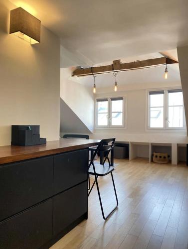 une cuisine avec une table et une chaise dans une pièce dans l'établissement Mazarine - Charmant studio - St Germain, à Paris