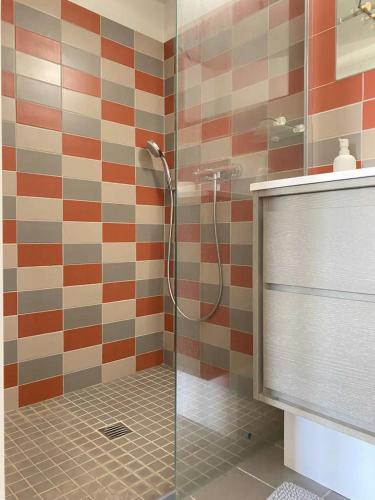 W łazience znajduje się prysznic ze szklanymi drzwiami. w obiekcie Charmant studio - St Germain w Paryżu
