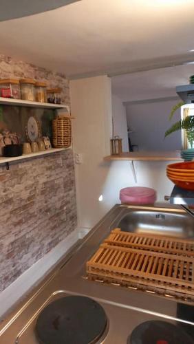 - une cuisine avec une cuisinière et un panier dans l'établissement Gite Les Lanternes, à Rouen