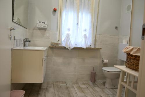 チェゼーナにあるLa Garampaのバスルーム(トイレ、洗面台付)、窓が備わります。