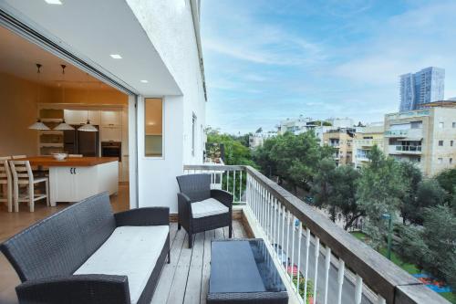 Elle comprend un balcon meublé offrant une vue sur la ville. dans l'établissement Tiny Bubbles by HolyGuest, à Tel Aviv
