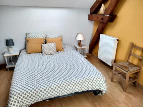 ein Schlafzimmer mit einem Bett und einem Stuhl in der Unterkunft L'école buissonnière 