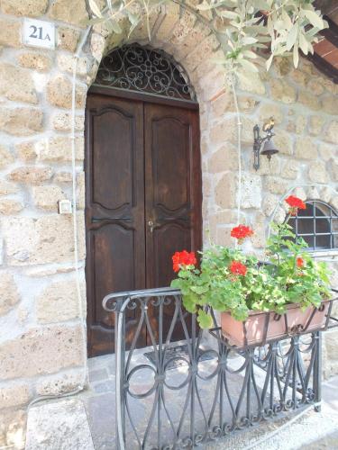 a door with a table with flowers in front of it at Pian De' Somari in Pitigliano