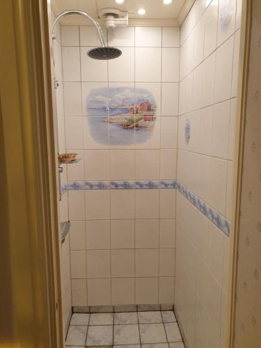 a bathroom with a shower with white tiles at Ljungsarp-Västra Götalands Iän-Hasewinkel in Ljungsarp