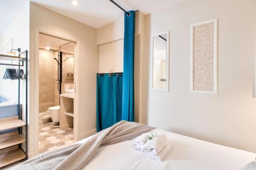 une chambre avec un lit et une salle de bain avec douche dans l'établissement Cozy apartement historic Center Paris & Montmartre, à Paris