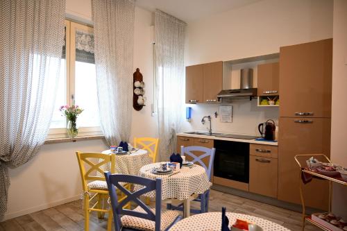 cocina con mesa y sillas y cocina con encimera en La Garampa, en Cesena