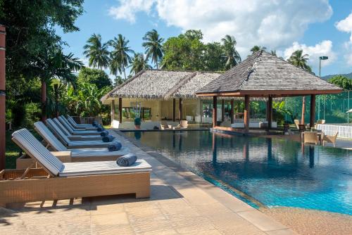 Der Swimmingpool an oder in der Nähe von Beachfront Villa Baan Chaai Haat 4BR