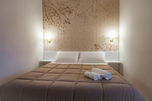 - une chambre avec un lit et 2 serviettes dans l'établissement Agriturismo Bellofatto, à Torella deʼ Lombardi