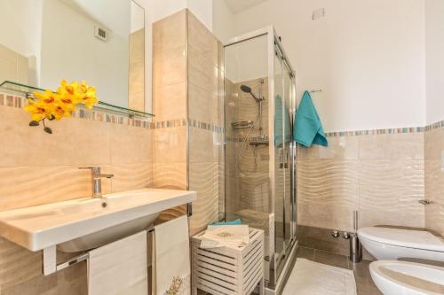 a bathroom with a sink and a shower at B&B Mazzini in Alba Adriatica