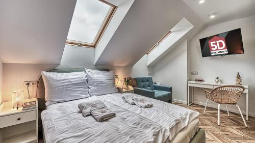 een slaapkamer met een groot bed op zolder bij Apartament Angelika F3 z klimatyzacją dla 8 osób - 5D Apartamenty in Świeradów-Zdrój