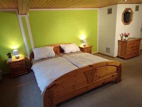 ein Schlafzimmer mit einem Holzbett und zwei Nachttischen in der Unterkunft Geräumige Wohnung im Schwarzwald in Seelbach