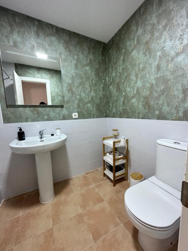 a bathroom with a toilet and a sink at Luminoso y tranquilo apartamento con jardin en campo de Golf Valle del Este in Vera