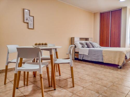 Schlafzimmer mit einem Bett, einem Tisch und Stühlen in der Unterkunft Departamentos Zegada - Cocina completa - Dos cuadras del centro - Todo Nuevo in San Salvador de Jujuy