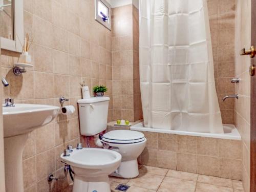 ein Bad mit einem WC, einem Waschbecken und einer Dusche in der Unterkunft Departamentos Zegada - Cocina completa - Dos cuadras del centro - Todo Nuevo in San Salvador de Jujuy