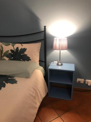 Säng eller sängar i ett rum på MILU'- incantevole appartamento in centro a Garda