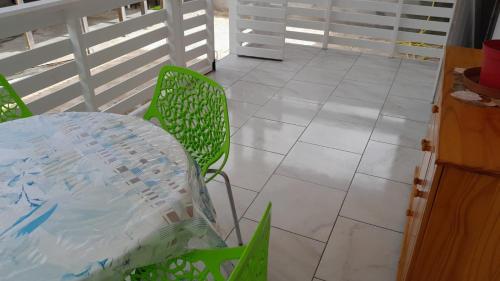 patio con mesa y sillas en el balcón en Petit chalet vacance, en Vidon