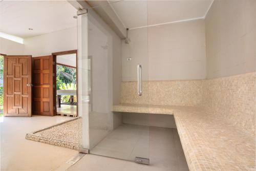 une chambre vide avec une douche et une porte dans l'établissement Beachfront Resort Villa Baan Tawan 3BR, à Lamai