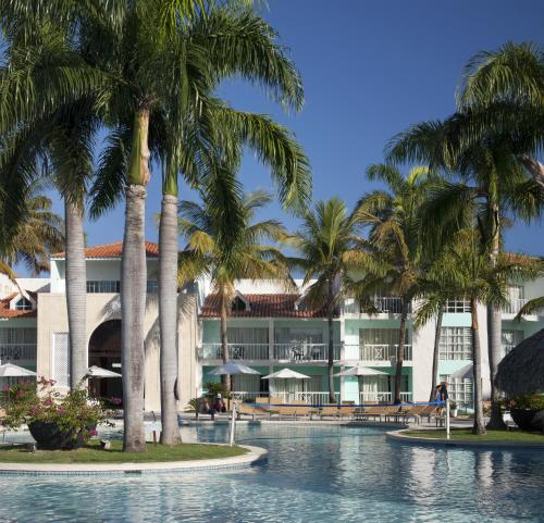 VH - Gran Ventana Beach Resort tesisinde veya buraya yakın yüzme havuzu