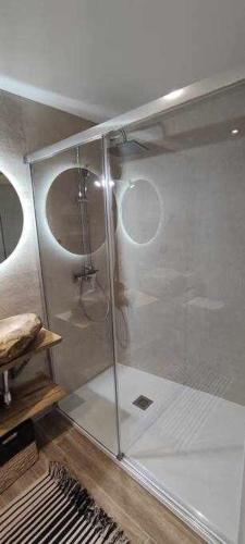 a shower with a glass door in a bathroom at Precioso Apartamento 2 Hab con Bañera Hidromasaje in O Barco de Valdeorras