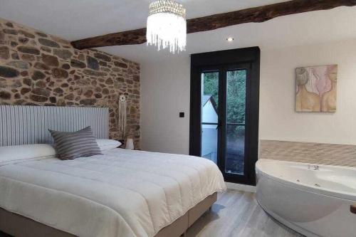 1 dormitorio con 1 cama grande y bañera en Precioso Apartamento 1 Hab con Bañera Hidromasaje, en O Barco de Valdeorras