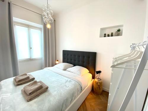 1 dormitorio con 1 cama grande y toallas. en Superbe 2 pièces - Cannes Banane, en Cannes