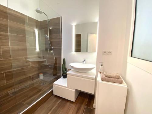 y baño blanco con lavabo y ducha. en Superbe 2 pièces - Cannes Banane, en Cannes