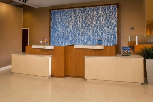 Fairfield Inn & Suites by Marriott Washington في واشنطن: لوبي مستشفى فيه لوحة كبيرة على الحائط