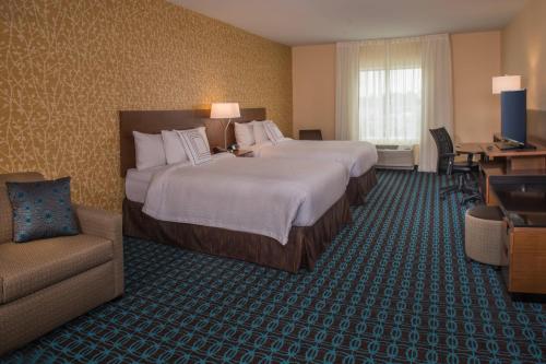 Fairfield Inn & Suites by Marriott Washington في واشنطن: غرفة الفندق بسرير كبير ومكتب
