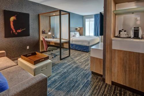 Habitación de hotel con cama y sofá en SpringHill Suites by Marriott Nashville Brentwood, en Brentwood