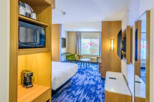 um quarto de hotel com uma cama e uma televisão em Fairfield Inn & Suites Scranton Montage Mountain em Moosic