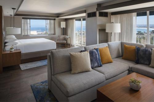 een woonkamer met een bank en een bed bij Monterey Marriott in Monterey