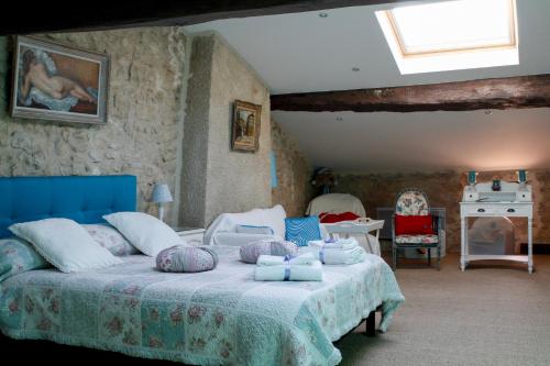 une chambre avec un lit avec des oreillers dessus dans l'établissement LA VERANDA DU CHATEAU MAISON NOBLE, à Caumont