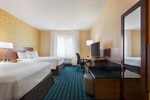 Habitación de hotel con 2 camas y TV en Fairfield Inn & Suites by Marriott Charlottesville Downtown/University Area en Charlottesville