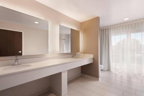 Ванная комната в Fairfield Inn & Suites by Marriott Charlottesville Downtown/University Area