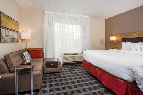 um quarto de hotel com uma cama grande e um sofá em TownePlace Suites by Marriott Cookeville em Cookeville