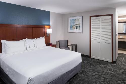 um quarto de hotel com uma cama grande e uma secretária em Courtyard Austin North/Parmer Lane em Austin