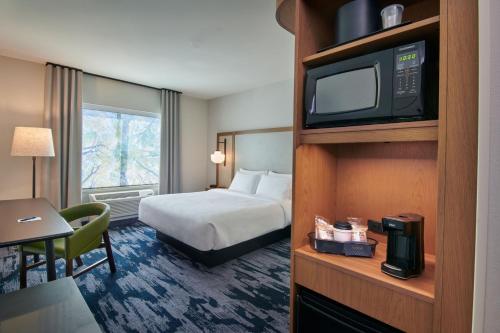 デスプレーンズにあるFairfield Inn & Suites by Marriott Chicago O'Hareのベッドとテレビが備わるホテルルームです。