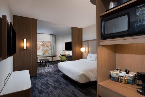 um quarto de hotel com uma cama e uma televisão de ecrã plano em Fairfield Inn & Suites by Marriott Oklahoma City El Reno em El Reno