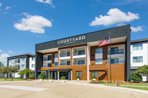 - une vue sur l'extérieur d'un hôtel avec cour dans l'établissement Courtyard by Marriott Dallas Lewisville, à Lewisville