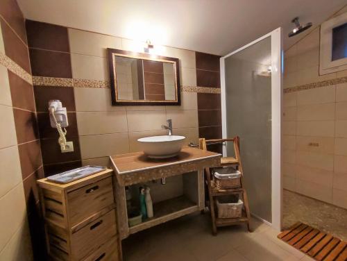La salle de bains est pourvue d'un lavabo et d'un miroir. dans l'établissement GitedesDalles 3 épis avec terrasse vue mer, 