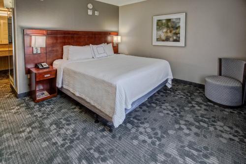 una habitación de hotel con una cama grande y una silla en Courtyard by Marriott Abilene Southwest/Abilene Mall South, en Abilene
