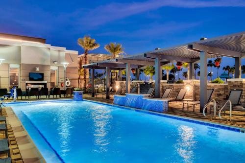 una piscina por la noche con un complejo en Residence Inn by Marriott Corpus Christi Downtown, en Corpus Christi