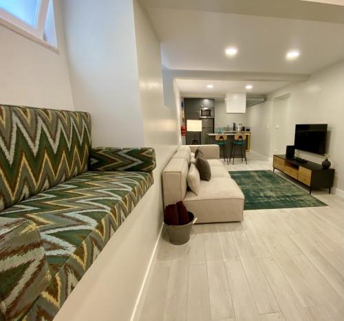 ein Wohnzimmer mit einem Sofa und einem TV in der Unterkunft Canarios Apartments Cardal - ll in Lissabon