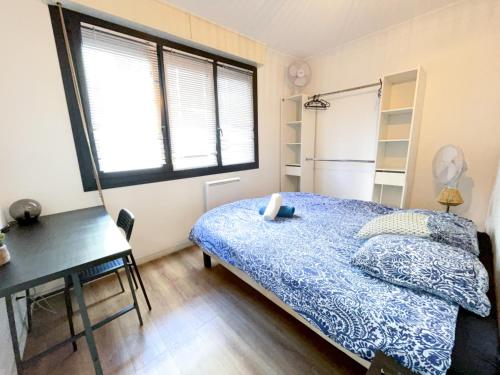 une chambre avec un lit, un bureau et une fenêtre dans l'établissement Appart 2 chambres gare St Charles, à Marseille