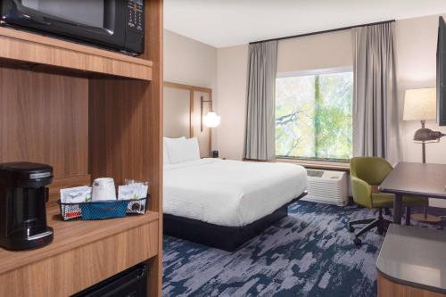 Habitación de hotel con cama, TV y escritorio. en Fairfield by Marriott Inn & Suites Medford en Medford