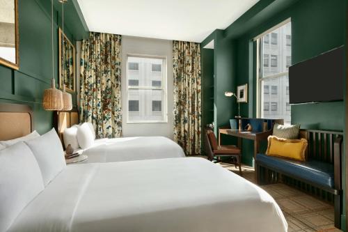 Pokój hotelowy z 2 łóżkami i biurkiem w obiekcie Glenn Hotel, Autograph Collection w Atlancie